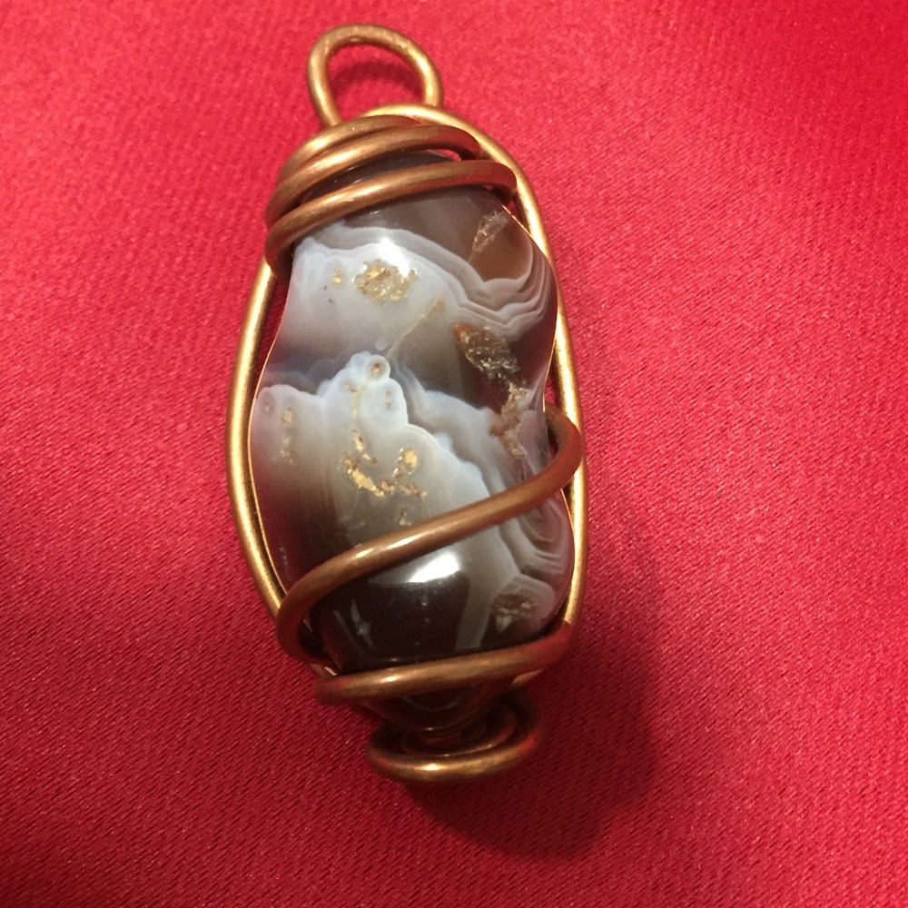 Stone pendant with gold knotting
